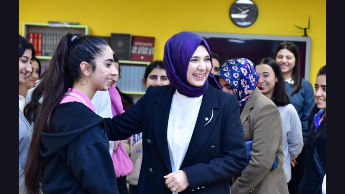 Valimiz Sn. Ali İhsan Su'nun eşi Zeliha Su Hanımefendi okulumuzu ziyaret etti